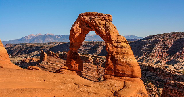 Delicate Arch in Arches National Park under a clear blue sky.