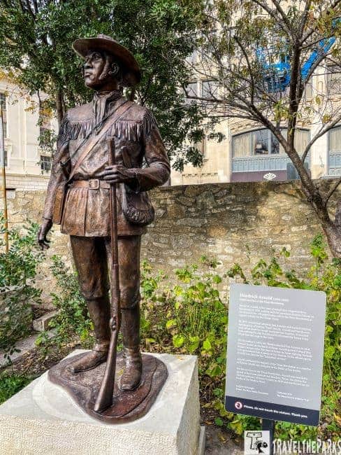 Bromnze statue-Hendrick Arnold by Ed Dwight at the Alamo